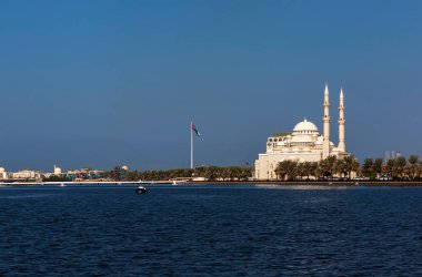 Khalid Gölü ve Al Noor Camii manzarası. Sharjah. Birleşik Arap Emirlikleri