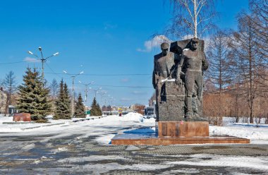 NIZHNY TAGIL, RUSSIA - 2 Nisan 2018: Stela fotoğrafı ve Zafer Anıt Meydanı anıtları.