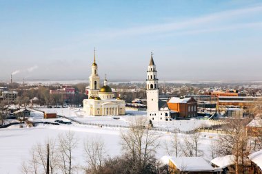 Demidov 'ların eğimli kulesi ve Şekil Değiştirme Katedrali. Nevyansk, Sverdlovsk bölgesi. Rusya