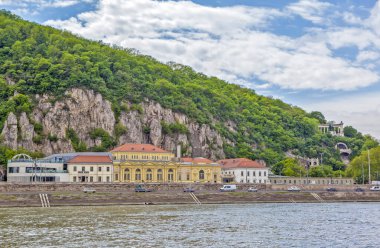 Budapeşte binaları ve nehir bulutlu gökyüzünün altında