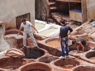 Bunlar, MoroCCO - 31 Mayıs 2013: Shouar 'ın deri tabakhanelerinde ve boya evlerinde deri işleme fotoğrafları.