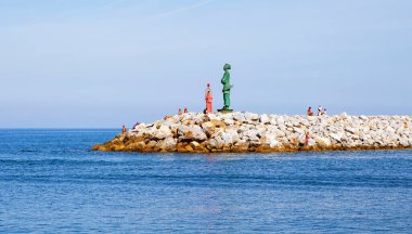SAN VINCENZO, İTALYA - 16 Eylül 2018: Deniz feneri ve anıtlı Kırık Su Fotoğrafı