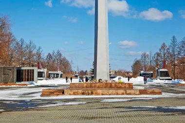 NIZHNY TAGIL, RUSSIA - 2 Nisan 2018: Stela fotoğrafı ve Zafer Anıt Meydanı anıtları.