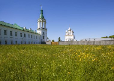 Parlak güneş ışığında yeşil çimenli manastır