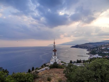 Aziz Nicholas Deniz feneri Kilisesi. Arkasında dağlar olan deniz.