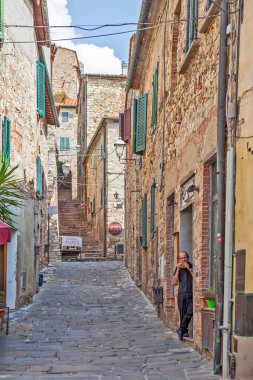Eski şehrin eski sokaklarında. - Kesinlikle. (Suvereto) İtalya. Çekim tarihi 17 Eylül 2018