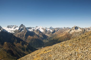 Dombay-Ulgen, Dzhuguturluchat ve Ine Peak dağlarının resimli zirveleri. Dombay. Rusya