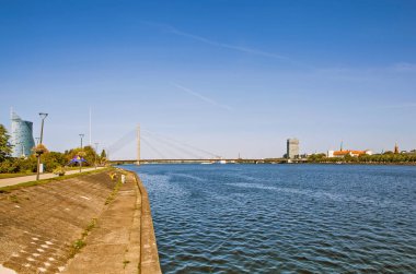 RIGA, LATVIA - 23 AĞUSTOS 2018: Kablo destekli köprü ve 11 Kasım 'daki set manzaralı Daugava manzarası.