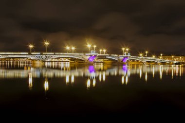 Saint Petersburg, Saint Petersburg 'da gece vakti aydınlanan duyuru köprüsü