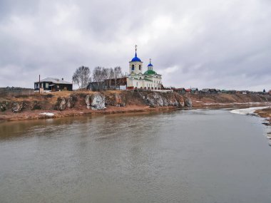 Muzaffer George adına Chusovaya nehrinin üstündeki bir kayanın üzerindeki tapınak. Sloboda köyü. Sverdlovsk bölgesi. Rusya. Çekim tarihi 17 Nisan 2013