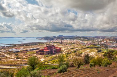 Bagnoli 'deki terk edilmiş fabrika eski bir sanayi bölgesidir. Napoli. İtalya.