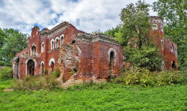 Eski tuğla bina harabelerinin manzarası