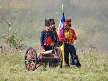 RED VILLAGE, RUSSIA - 26 AĞUSTOS 2012: Savaş bölümlerinin yeniden inşasının fotoğrafı. Borodino Savaşı 'nın 200. yıldönümüne adanmış tarihi yeniden yapılanma. Duderhof Tepeleri.