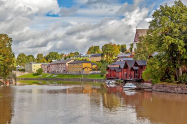 PORVOO, FINLAND - 22 Eylül 2018: Porvonjoki nehrinin kıyısındaki eski kasabanın fotoğrafı.