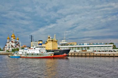 Buzkıranlar, deniz istasyonu binası ve Mikhailo-Arkhangelsk Katedrali. Arkhangelsk. - Rusya. Tarih 20 Ağustos 2017.