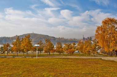 Autumn Park Bondina Fox Dağı 'na bakıyor. Nizhny Tagil. Sverdlovsk bölgesi. Çekim tarihi 11 Ekim 2017.