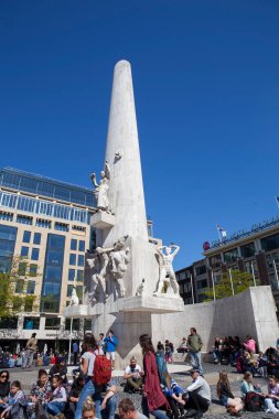 AMSTERDAM, NETHERLANDS - 3 Mayıs 2018: Nationaal Monument op de Baraj Fotoğrafı