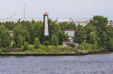 Solombalka Nehri (Kurya) yakınlarındaki deniz feneri. Solombala. Arkhangelsk. - Rusya. Tarih 20 Ağustos 2017.