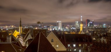 Kohtuotsa gözlem güvertesinden şehrin gece görüşü. Tallinn. Estonya (2017)