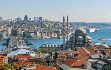 Yeni Cami, Galata Köprüsü, Altın Boynuz ve Boğaz manzarası. İstanbul. Türkiye. Çekim tarihi 11 Mayıs 2015