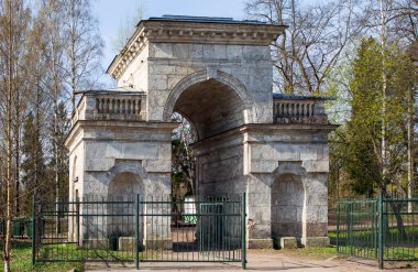 Tiyatro kapısı. Gatchina Parkı. Leningrad bölgesi. - Rusya. Yakalama Tarihi 29 Nisan 2014