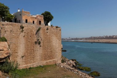 Endülüs Duvarı (Andalusier Mauer) şehri okyanustan ayırır. Rabat. Fas. Çekim tarihi 2 Haziran 2013