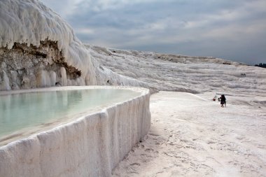 PAMUKALE, TURKEY - 8 Mayıs 2015: Travertines 'in Fotoğrafı. Pamukkale, Türkiye