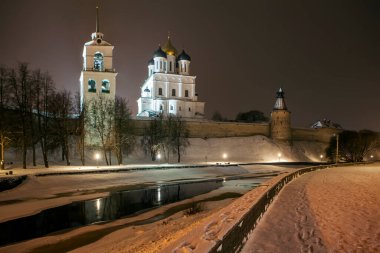Gece Krom (Kremlin), Trinity Katedrali, Pskov Nehri ve Sovetskaya Embankment. Kış manzarası. Pskov. - Rusya. Çekim tarihi 21 Aralık 2018