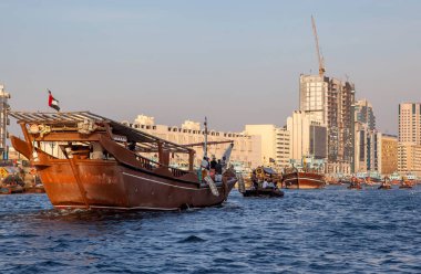 DUBAI, BİRLİK ARAB EMIRATES - 21 Aralık 2014: Dubai Creek Körfezi 'ndeki gemilerin ve teknelerin fotoğrafı