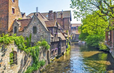 BRUGES, BELGIUM - 27 AĞUSTOS 2019: Bir kanal ile Picturesque tarihi şehir merkezi.