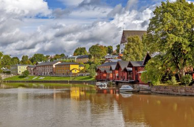 PORVOO, FINLAND - 22 Eylül 2018: Porvonjoki nehrinin kıyısındaki eski kasabanın fotoğrafı.