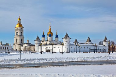 Katedral çan kulesi, Pokrovsky, Sophia-Uspensky Katedrali ve Katedral Vesti. Kremlin ve Court Avlusu 'nun topluluğu. Tobolsk 'ta. Tyumen bölgesi. Rusya