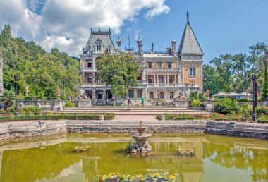 Havuzlu ve güneşli Massandra Sarayı