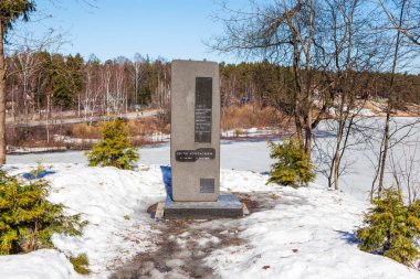 Fin şair Edith Sdergran 'ın anıtı. Roshchino. Leningrad bölgesi. - Rusya. Çekim tarihi 6 Nisan 2019