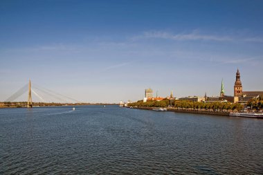 RIGA, LATVIA - 23 AĞUSTOS 2018: Daugava 'dan Eski Şehir Görünümü.