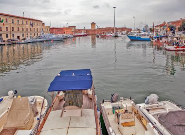 Fortezza Vecchia, İtalya 'nın Livorno kentindeki teknelerle çevrili.