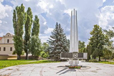 Pinsk 'in kurtuluşunun 40. yıldönümü anısına anıt (