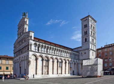 Foro 'da San Michele Campanilla' sı olan Romanesk bazilika. Lucca. İtalya. Çekim tarihi 18 Eylül 2018