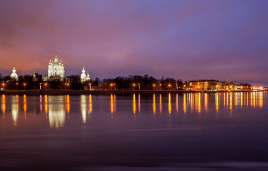 Akşam manzaralı Smolny Katedrali, Smolny Embankment ve Neva Nehri. St. Petersburg 'da. Rusya (2017)