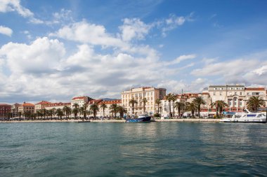 BÖLÜM, CROATIA - MAYIS 03, 2019: denizden eski kasabaya renkli manzaranın fotoğrafı.