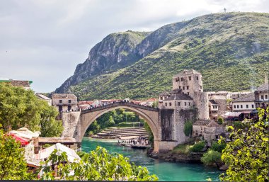 MOSTAR, BOSNIA VE HERZEGOVINA - MAYIS 02, 2019: Neretva Nehri üzerindeki ünlü Eski Köprü.