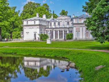 Çin Sarayı binası göl suyuna yansıyor, Saint Petersburg, Rusya