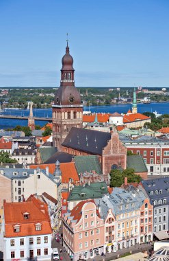 RIGA, LATVIA - 22 AĞUSTOS 2018: St. Peter kilisesinin kulesindeki şehir manzarası fotoğrafı.