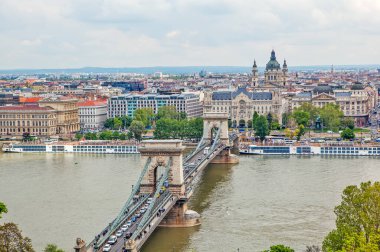 Dunay ve Macar Parlamento Binası ile Budapeşte manzarası yükseldi 