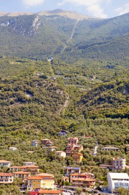 Monte Baldo dağı ve teleferik hattı manzarası. Malcesine. İtalya