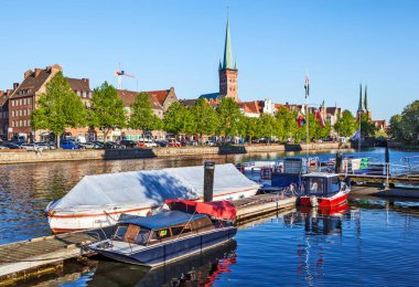 Tarih Merkezi 'nde. Trave nehri ile akşam manzarası. Lubeck. Alman. Çekim tarihi 7 Mayıs 2018.