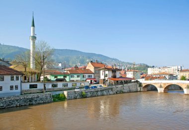 SARAJEVO, BOSNIA VE HERZEGOVINA - MAYIS 02, 2019: Milyacka nehri ve setin fotoğrafı.