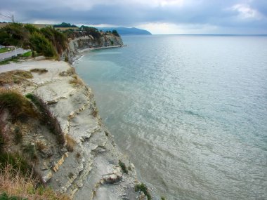 Rocky, katmanlı dik yamaçlar. Gelendzhik. Krasnodar bölgesi. Rusya. Çekim tarihi 31 Ağustos 2011.