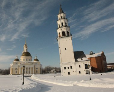 Demidov 'ların eğik kulesi ve Şekil Değiştirme Katedrali. Nevyansk, Sverdlovsk bölgesi. Çekim tarihi 2 Şubat 2011