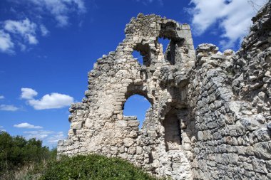 Kırım. Mangup Kale mağarası. Sarayın ve kalenin yıkıntıları. 2 Eylül 2016